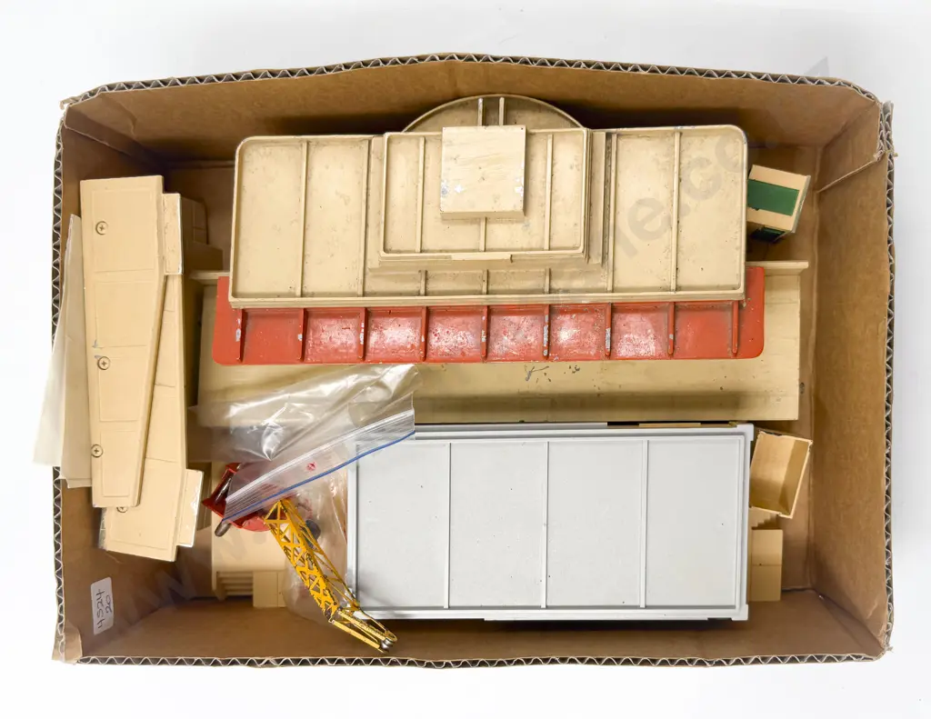 Hornby Dublo D1 Diecast Station with ramps and 5020 Plastic Goods Depot Image 1++