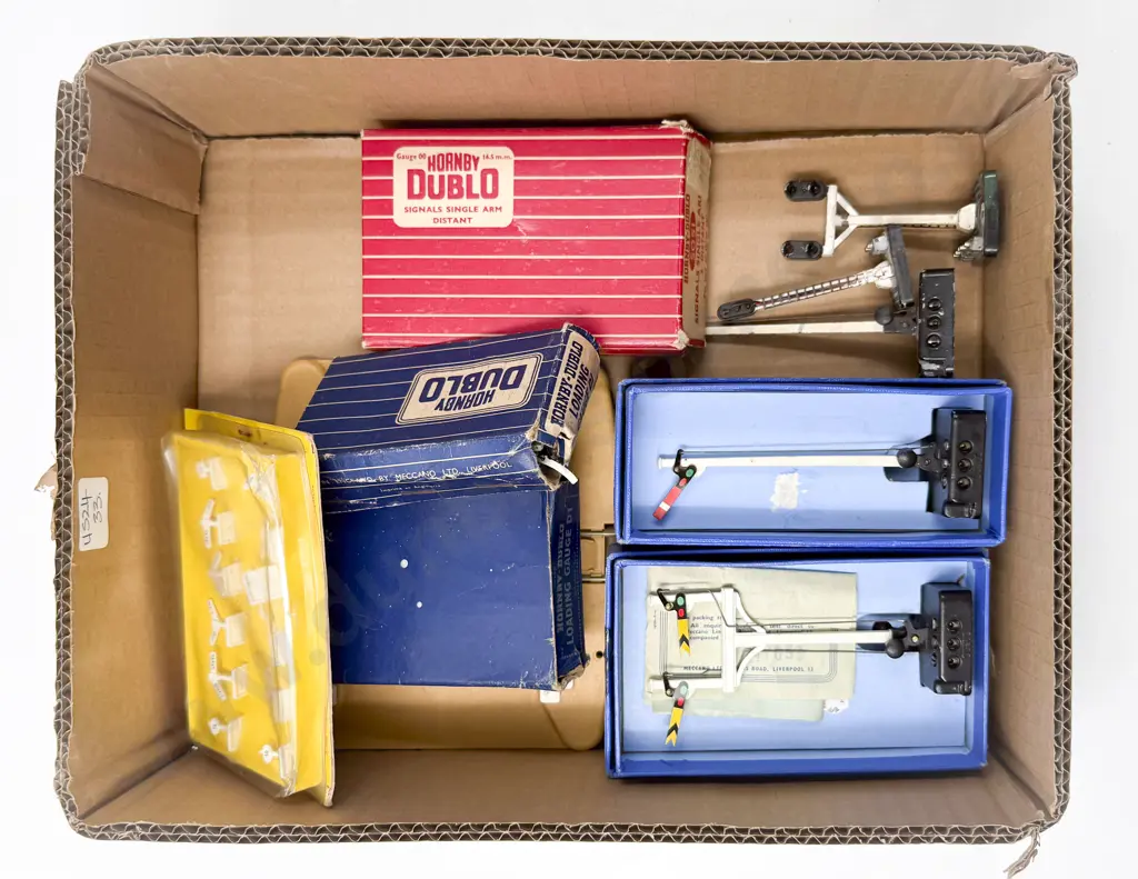 Hornby Dublo Boxed and Unboxed Six Signals Two Loading Gauges Level Crossing and 5025 Image 1++
