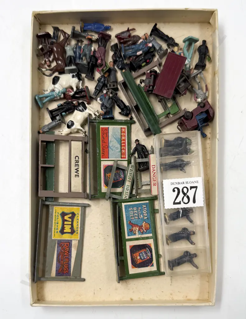 Dinky and Wardie Station and Railway Lineside Personnel and Accessories Image 1++