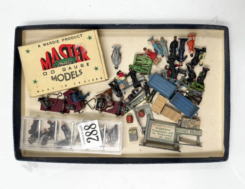 Dinky and Wardie Station and Railway Lineside Personnel and Accessories Image 1++