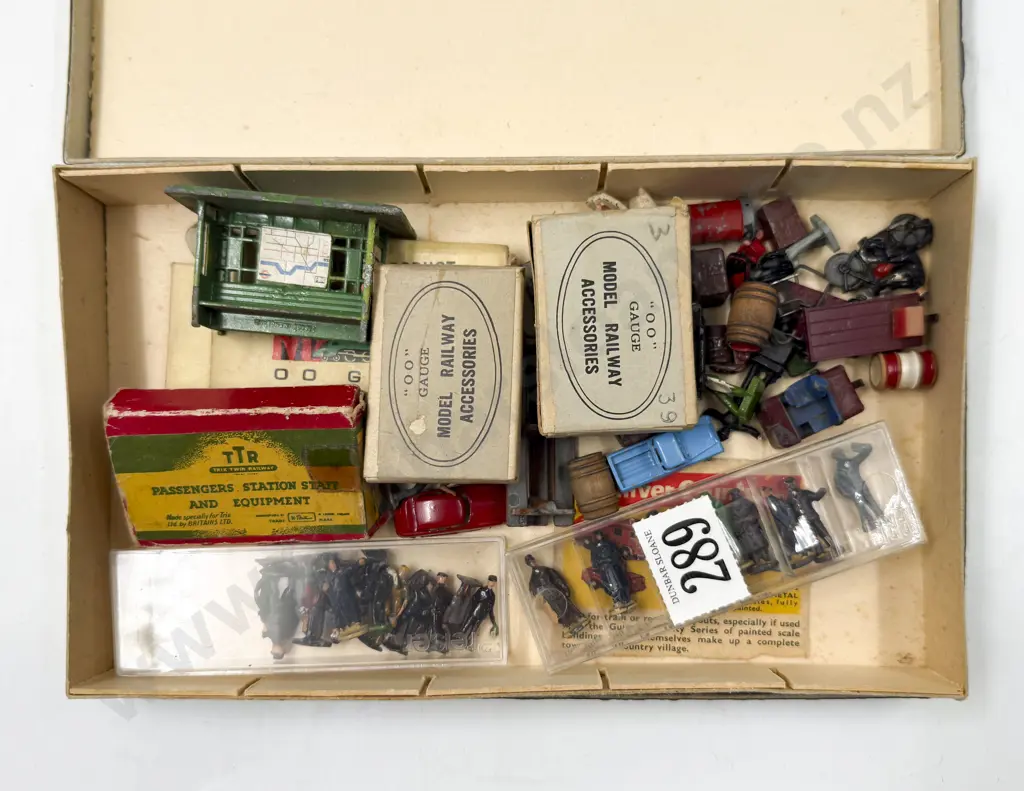 Dinky and Wardie Station and Railway Lineside Personnel and Accessories Image 1++