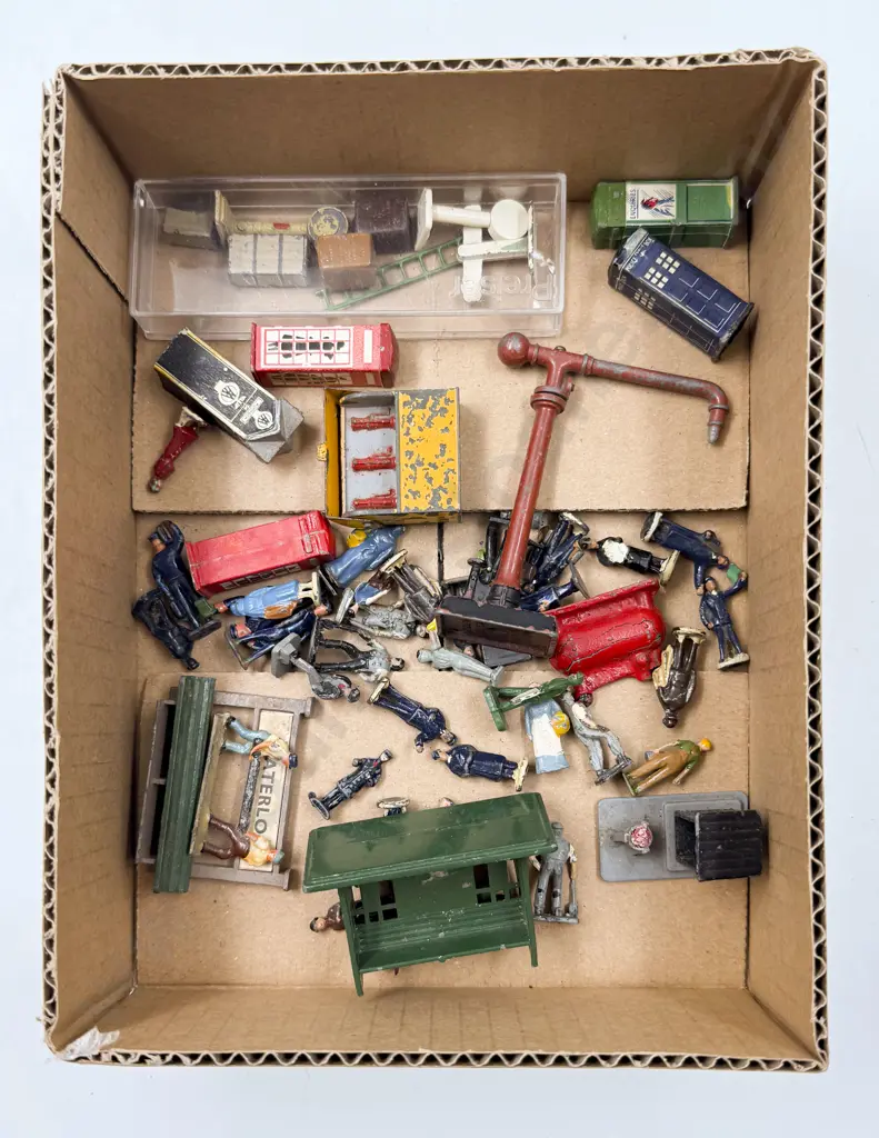 Dinky and Wardie Station and Railway Lineside Personnel and Accessories Image 1++