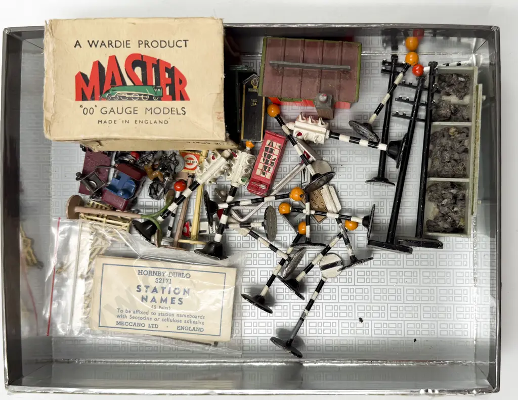 Dinky and Wardie Station and Railway Accessories and Road Side Signals Image 1++