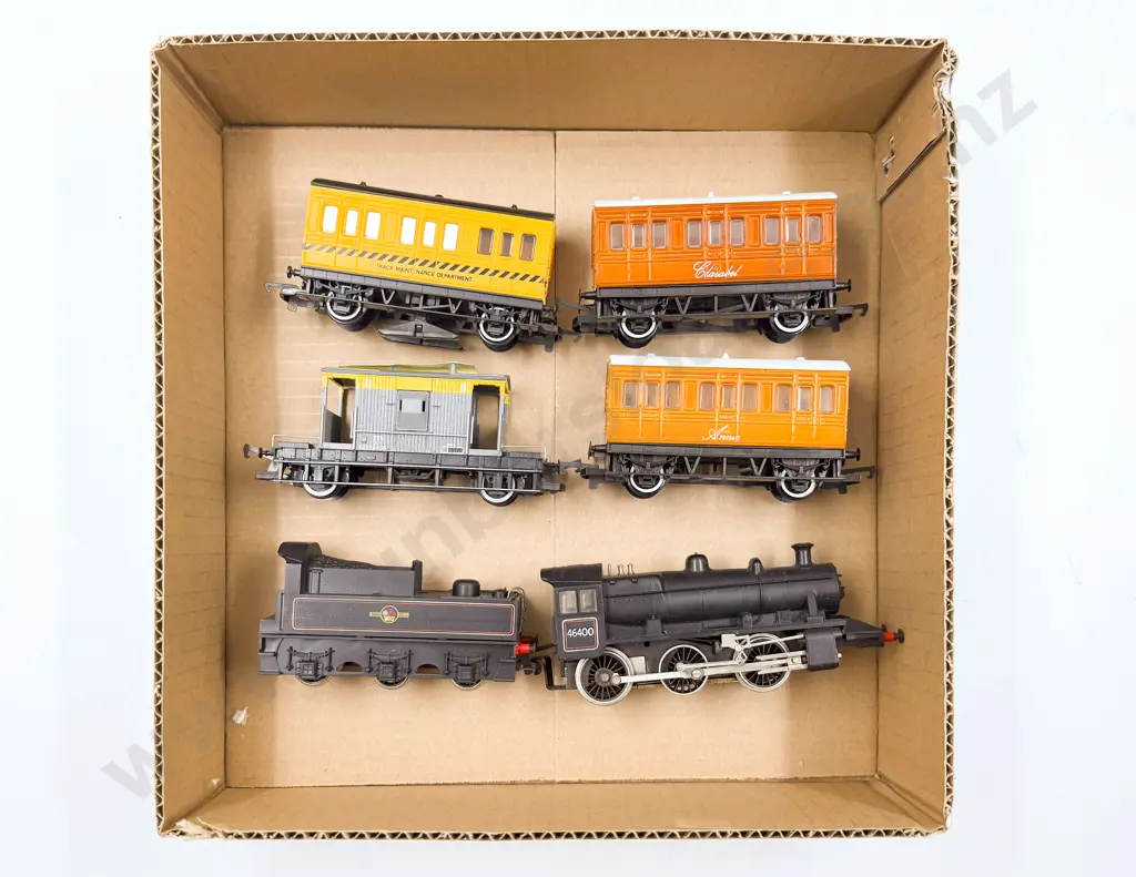 Hornby Unboxed BR 0-6-0 Loco and Tender with Four Wagons Image 1++
