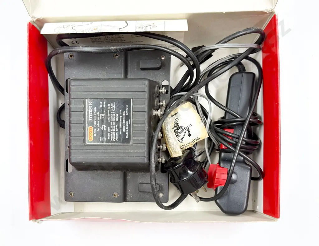 Hornby Railways Boxed System 90 Combo Power Pack with Two Hand Held Regulators Image 1++