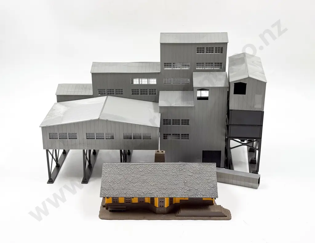 Plastic Constructed Processing Factory with Three Rail Passes and Station Image 1++