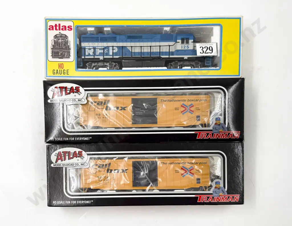 Atlas Boxed GP40 Diesel Locomotive 125 RF&P 125 with two Rail Box Box Cars Image 1++