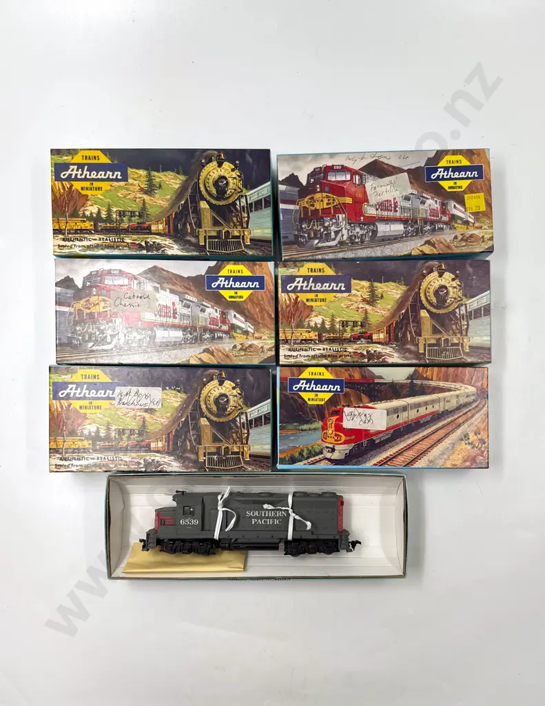 Athearn Boxed Bo-Bo Diesel Southern Pacific Loco with Eight Completed Rolling Stock Wagons Image 1++