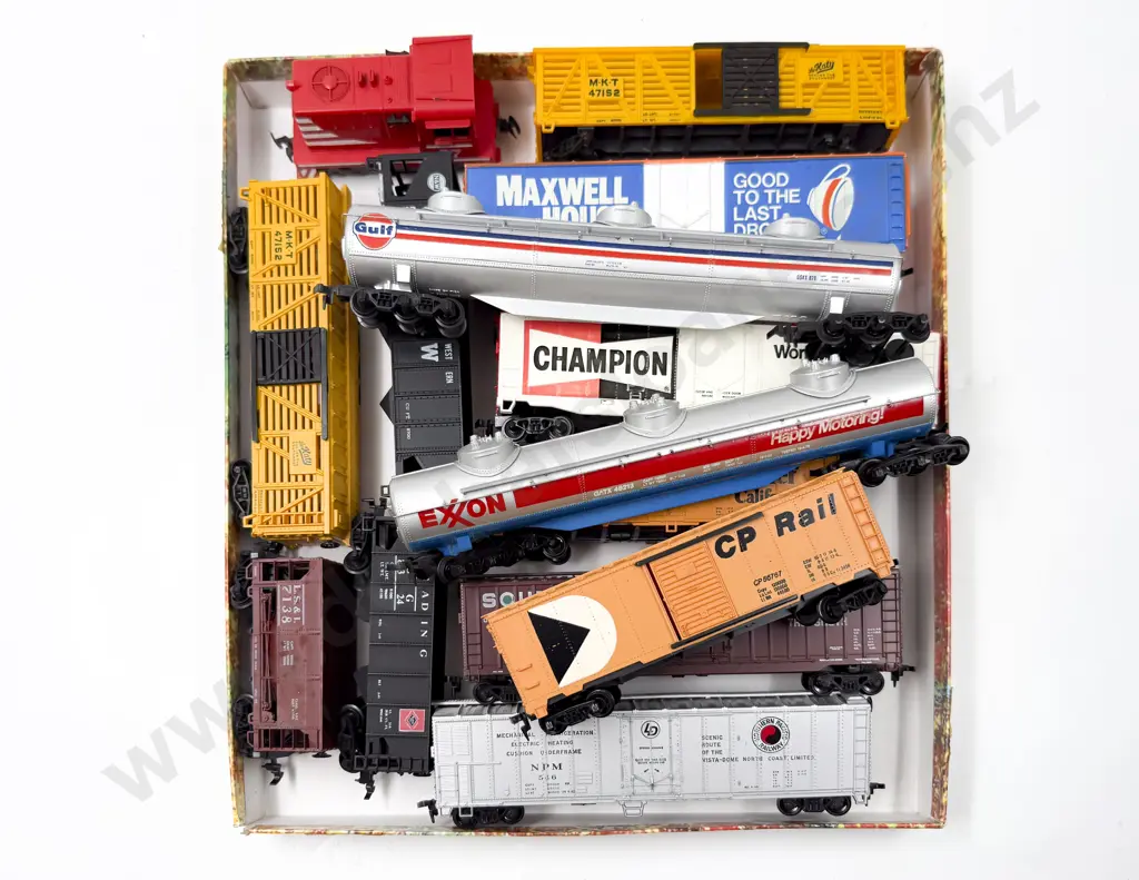 Mixed Manufacture Un-Boxed Shunting Locomotive and 13 American Lines Rolling Stock Wagons Image 1++