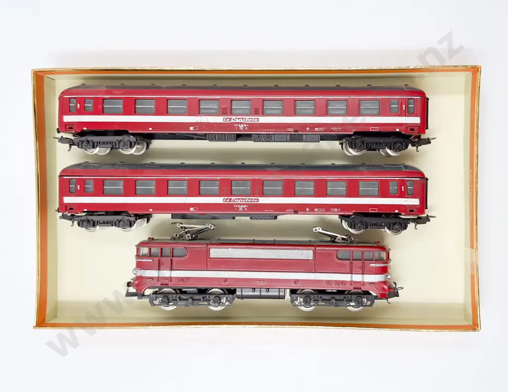 Lima Unboxed Bo-Bo Electric BB9210 SNCF Loco and Two Passenger Coaches Image 1++