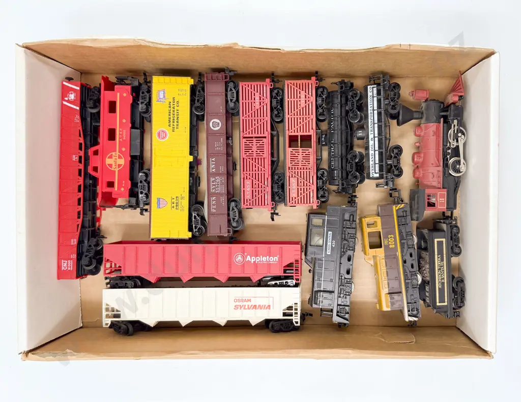 Mixed Manufacture American Lines Two Shunter Locos Image 1++
