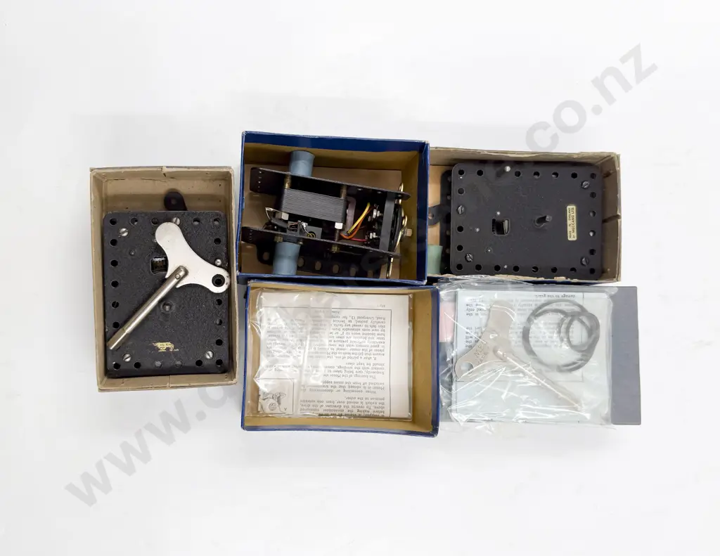 Meccano Boxed No1 Clockwork Motor  E20R Electric Motor Red and Blue Clockwork Motors Image 1++