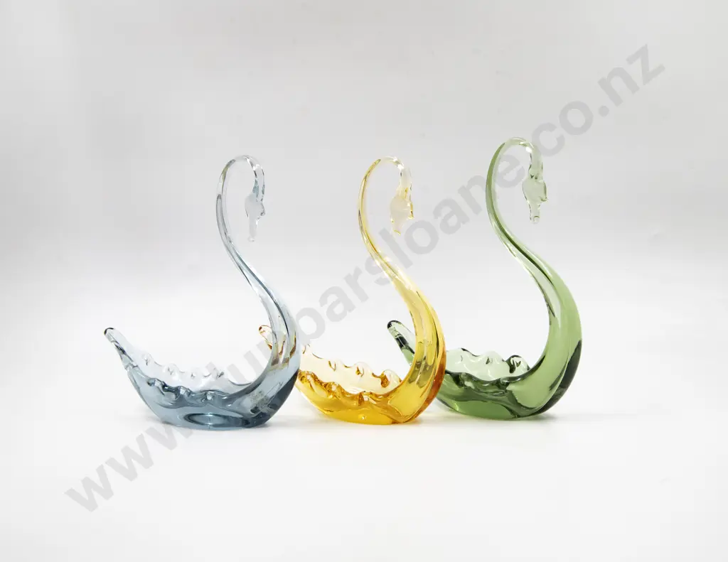 Whitefriars Three Swan Ornaments Image 1++