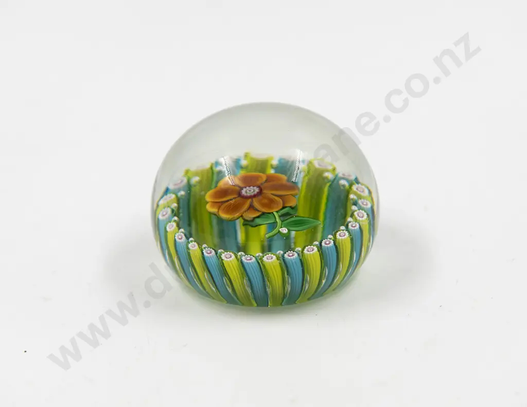 Paul Ysart Glass Paperweight Image 1++