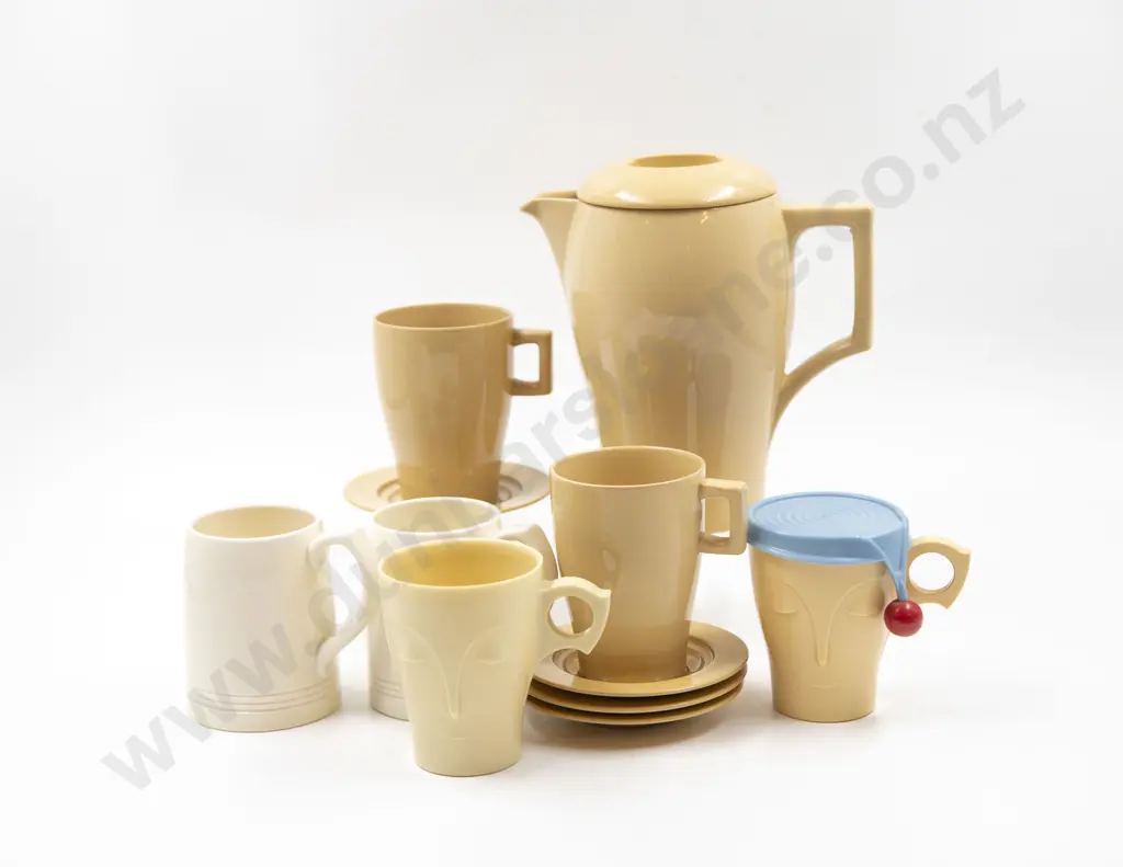 Wedgwood Bourn-Vita Jug with Two Mugs & Saucers Image 1++