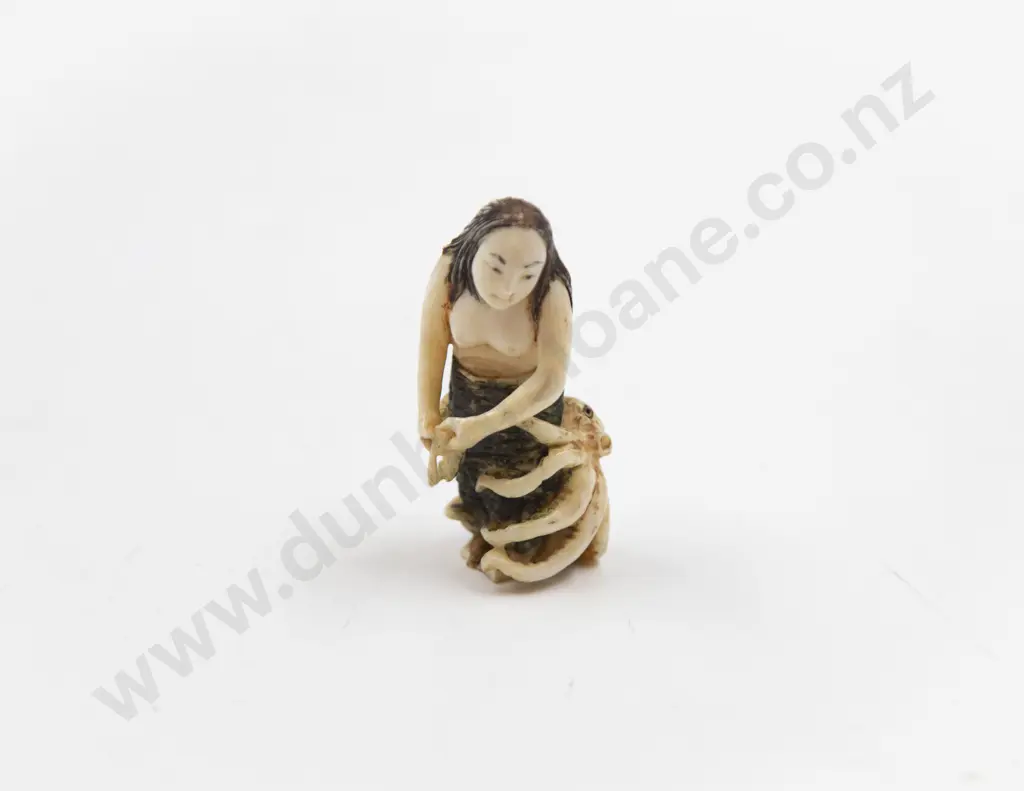 Signed Ivory Netsuke of a Fisherwoman Wrestling a Octopus Image 1++