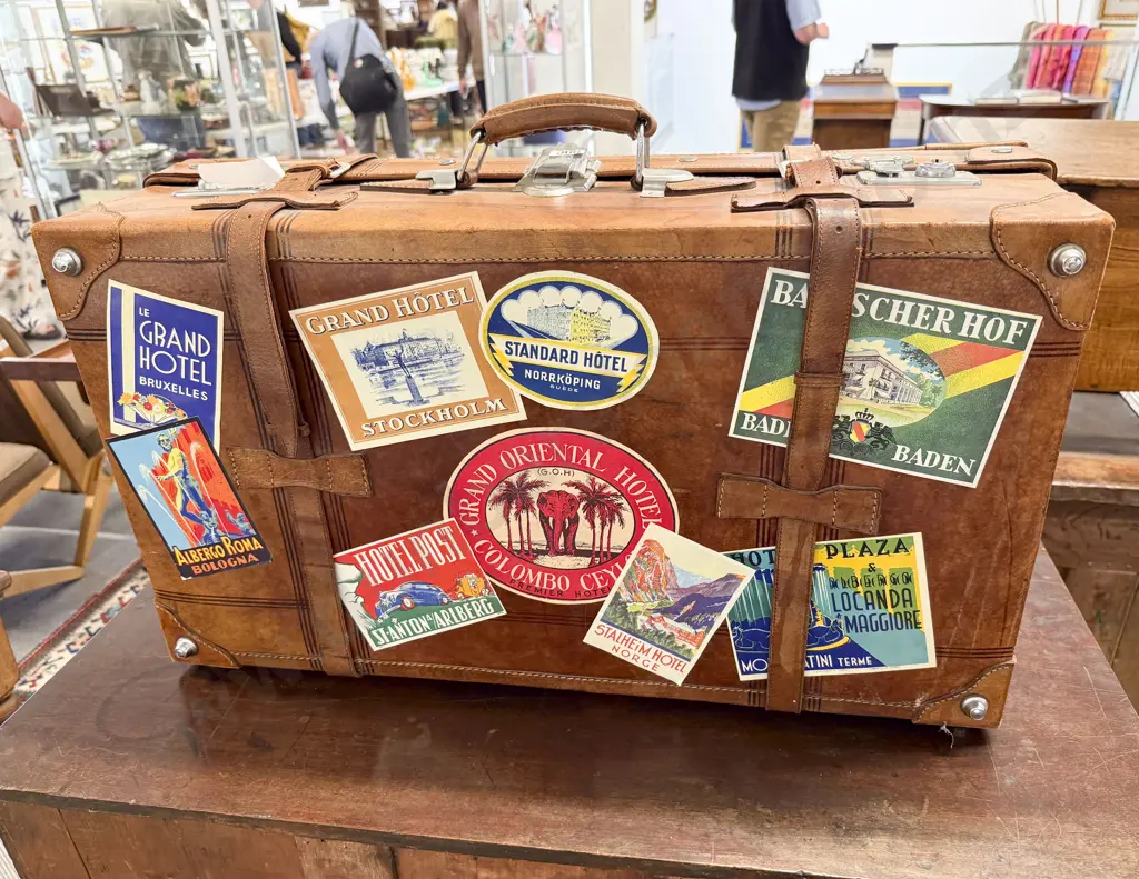 Good Quality Vintage Tan Leather Suitcase Image 1++