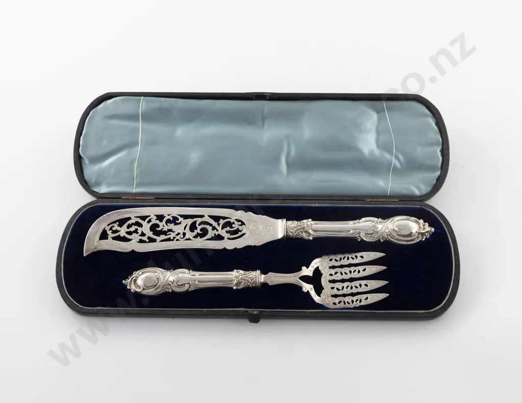 Cased Pair Vict S/S Fish Servers Image 1++