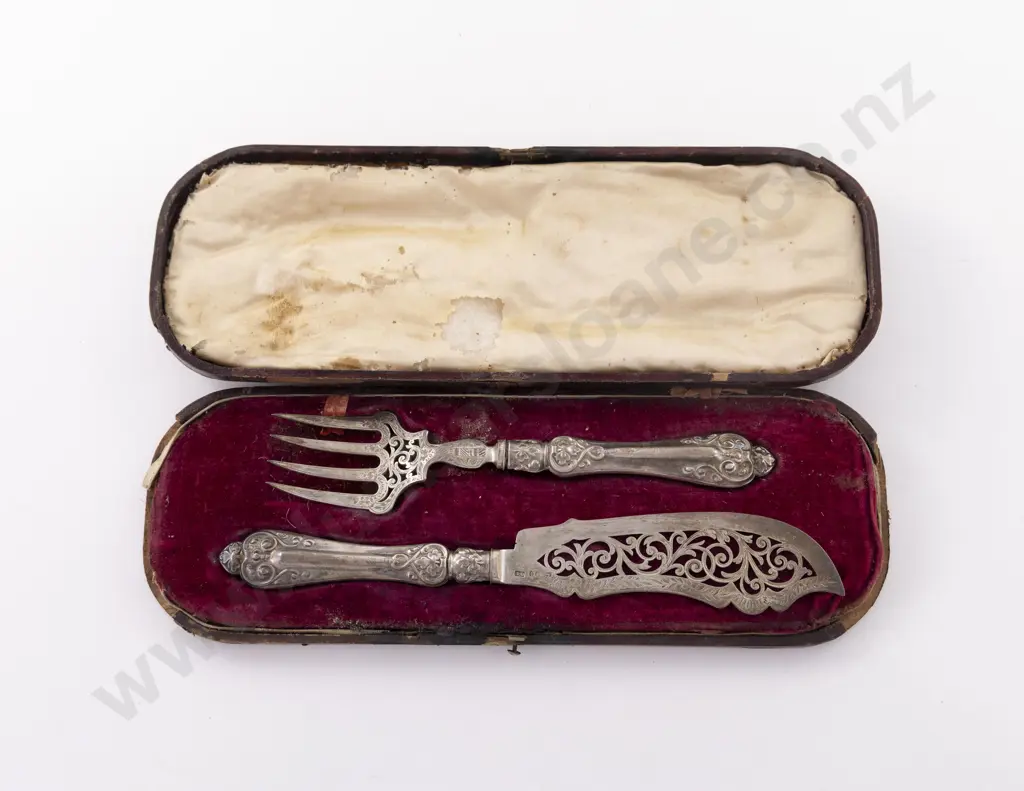 Cased Pair Vict S/S Fish Servers Image 1++