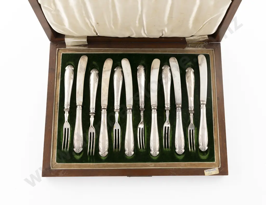 Cased Set Of 6 S/S Handled Dessert Knives & Forks Image 1++