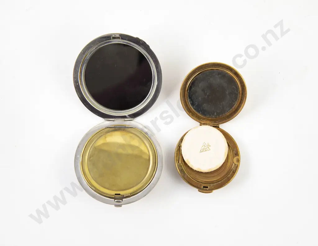 GeoV Art Deco S/S Powder Compact Image 1++