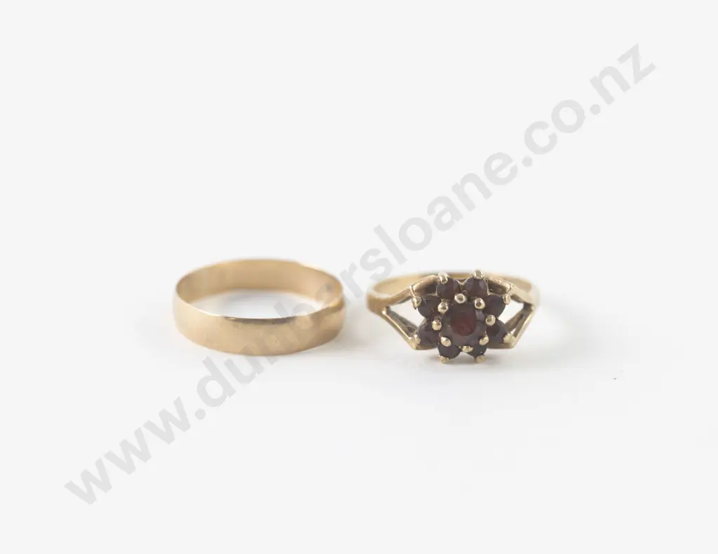 9ct Nine Stone Garnet Cluster Ring and Wedding Band Image 1++
