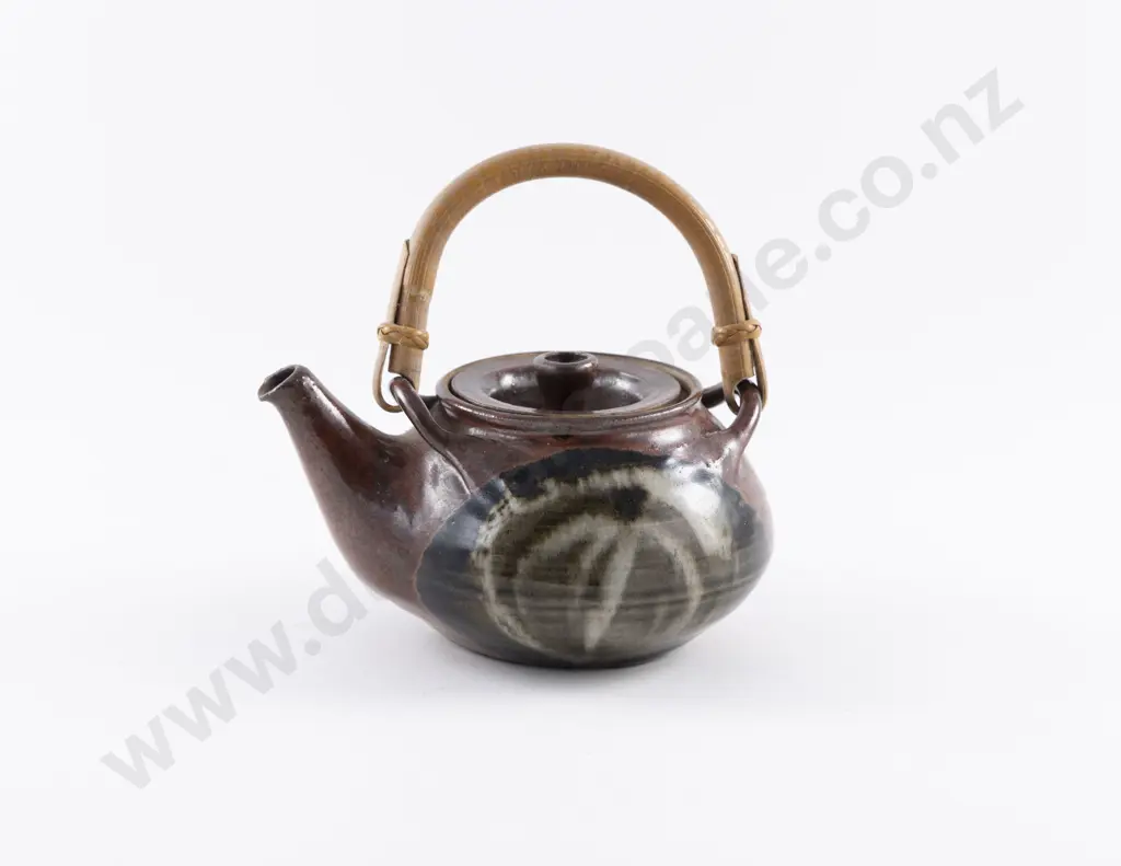 Doris Dutch Teapot Image 1++