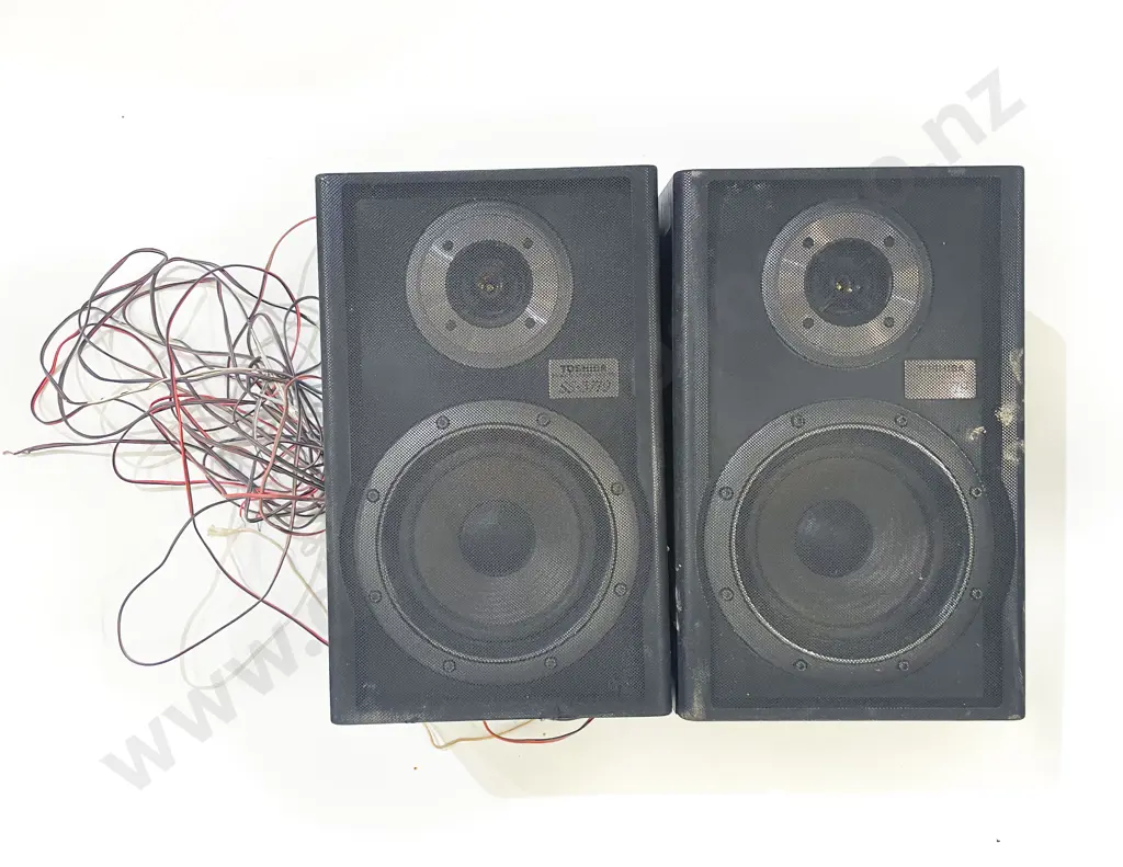 Digitech Hifi Music Centre together with Assorted Speakers Image 1++