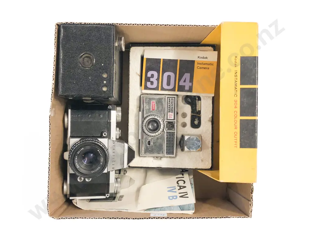 Qty of Assorted Vintage Cameras Image 1++