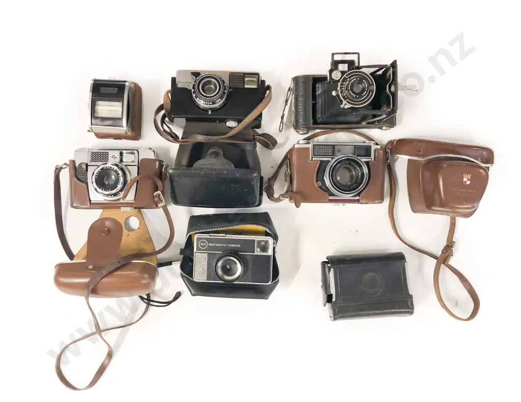 Qty of Assorted Vintage Cameras Image 1++