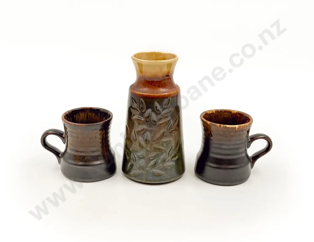 Crown Lynn Vase and Two Mugs Image 1++