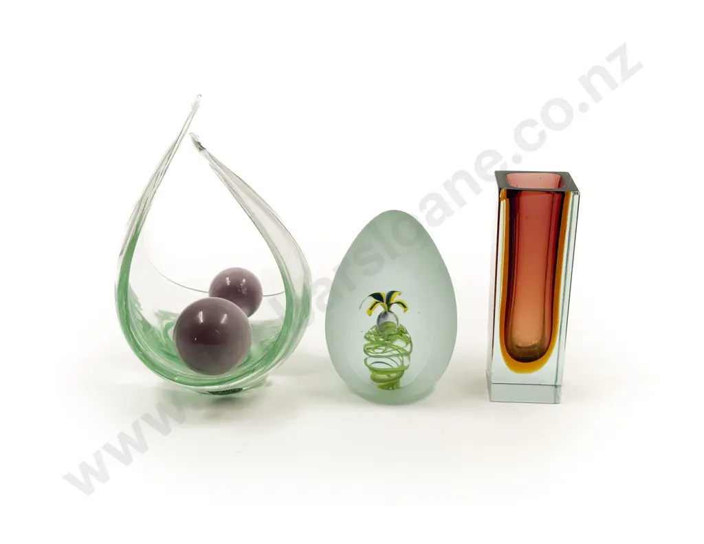 Five Pieces of Assorted Art Glass Image 1++