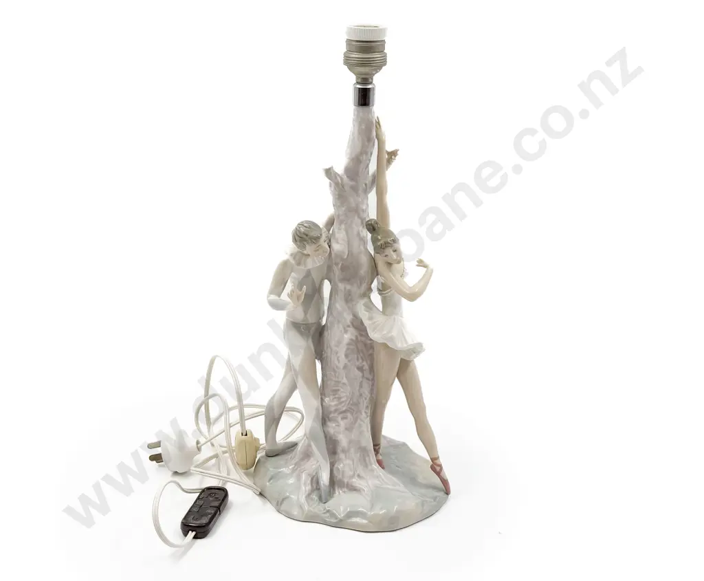 Lladro Figure Group Lamp with Original Lampshade Image 1++