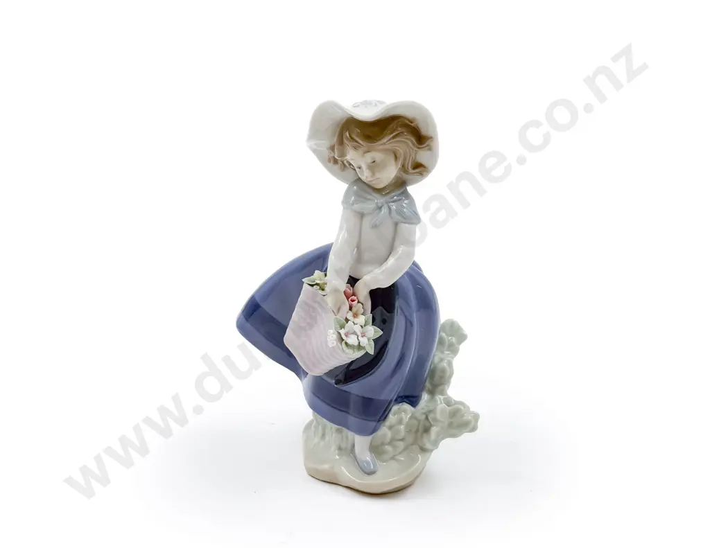 Lladro Figure "Pretty Pickings" Image 1++