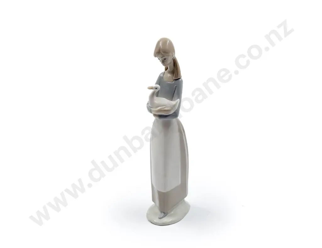 Nao Swan and Figure Image 1++