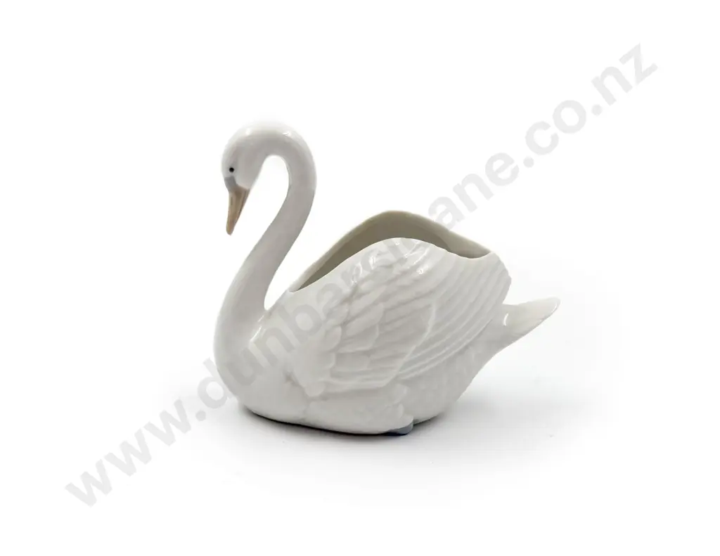Nao Swan and Figure Image 1++