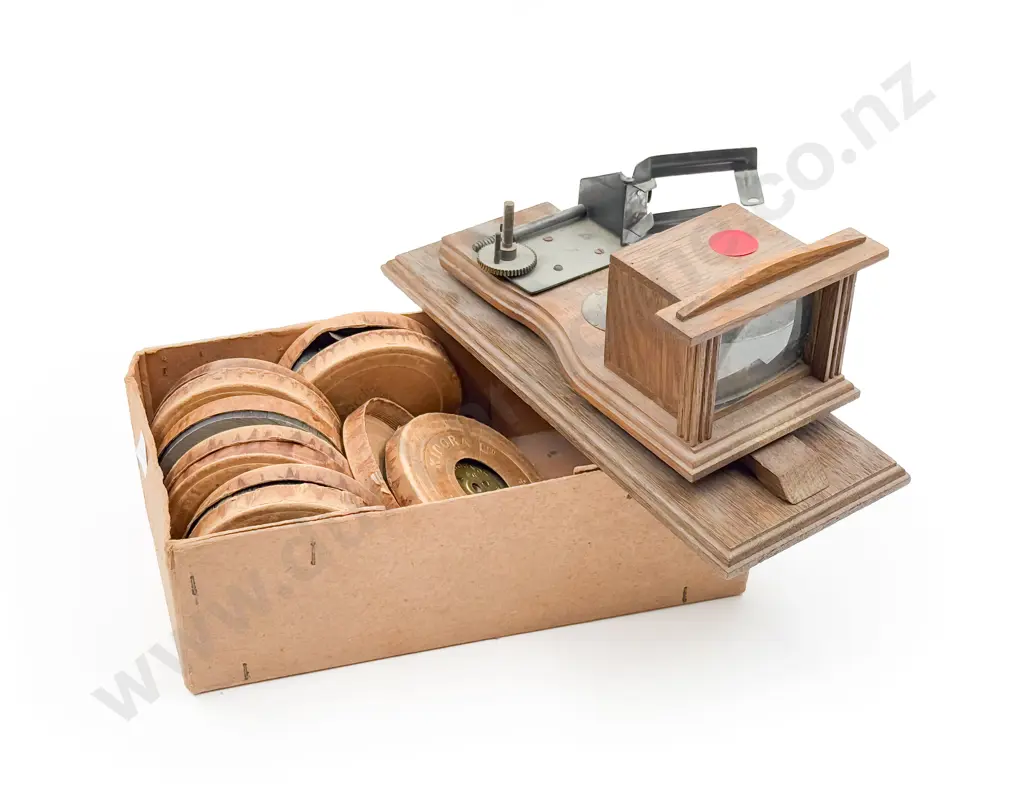 "The Kinora" Viewer with Assorted Reels Image 1++