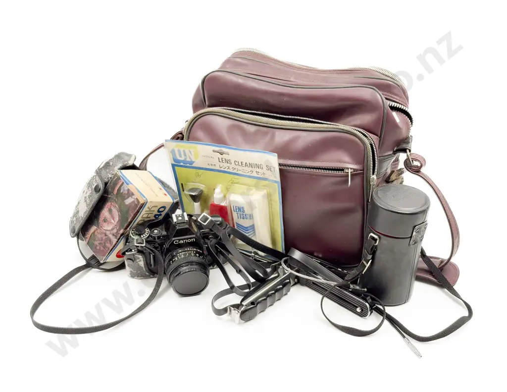 Vintage Canon Camera with Bag of Accessories Image 1++