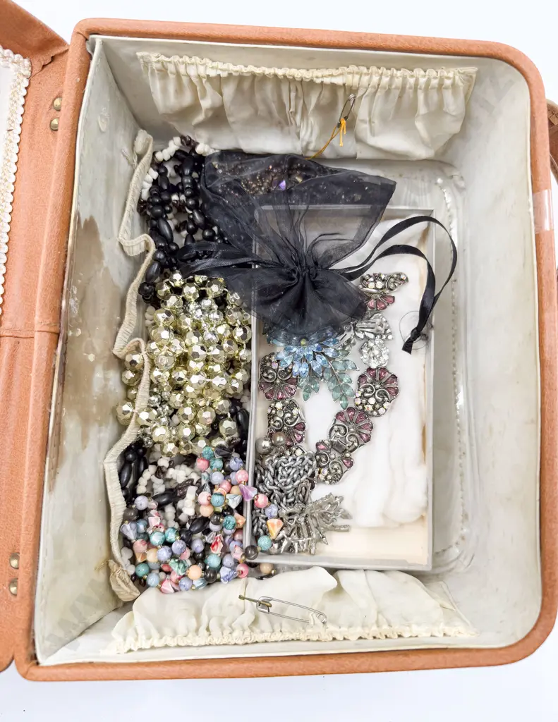 Qty of Assorted Costume Jewellery in Vanity Case Image 1++