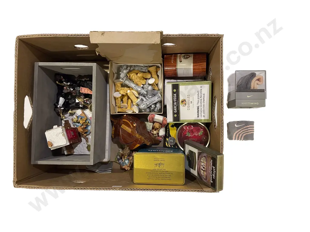 Qty of Assorted Ornaments Image 1++