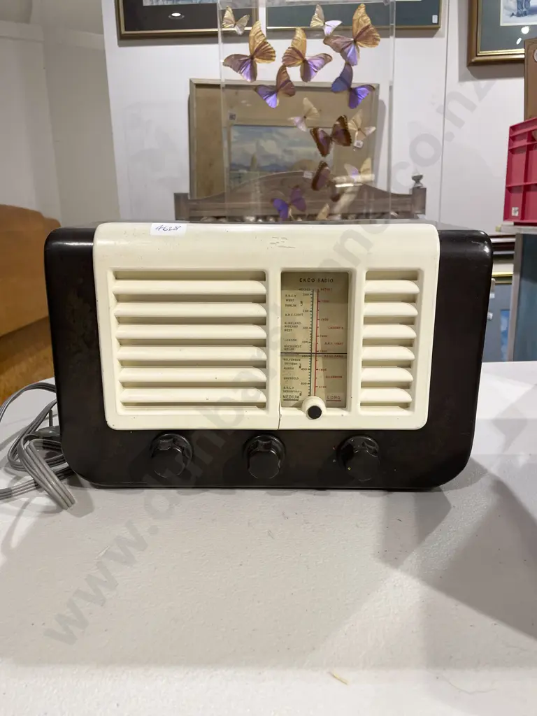 Two Vintage Radios Image 1++