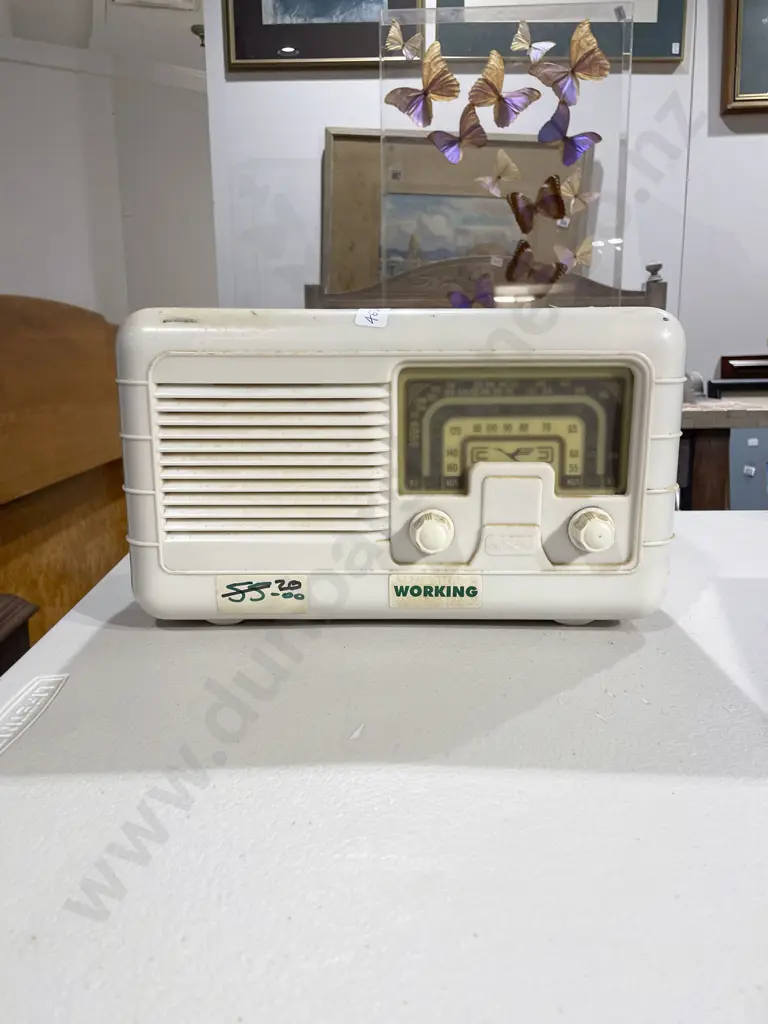 Two Vintage Radios Image 1++