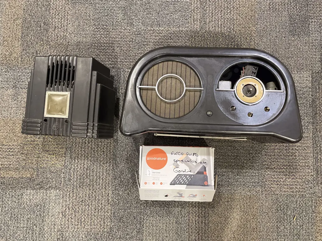Two Vintage Radios Image 1++