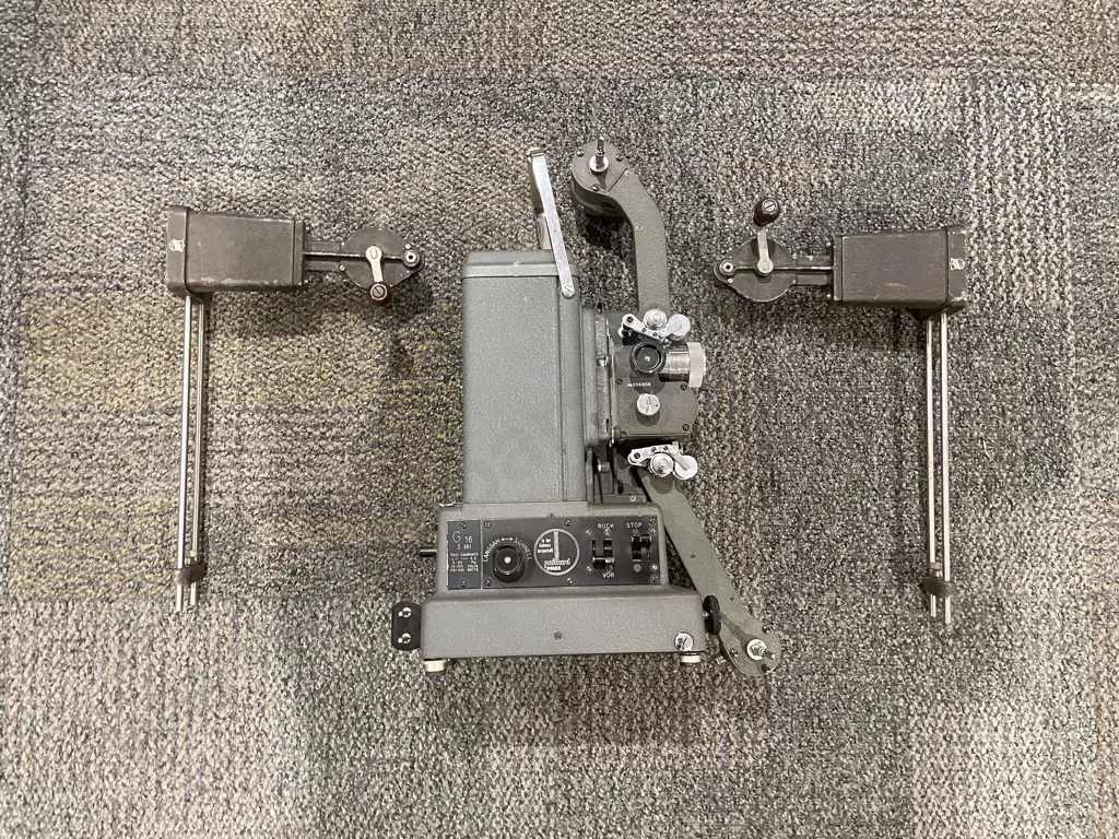 Vintage Movie Camera in Case Image 1++