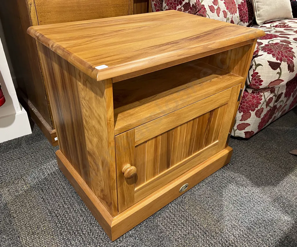 Single Door Entertainment Stand Image 1++