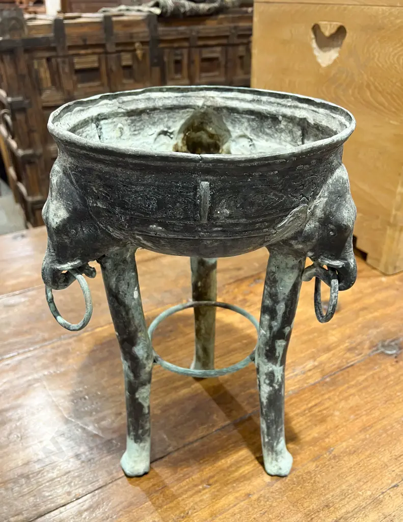 Bronze Elephant Form Plant Stand Image 1++