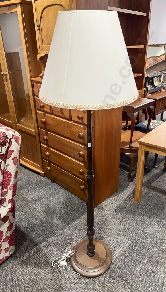 Standard Lamp Image 1++