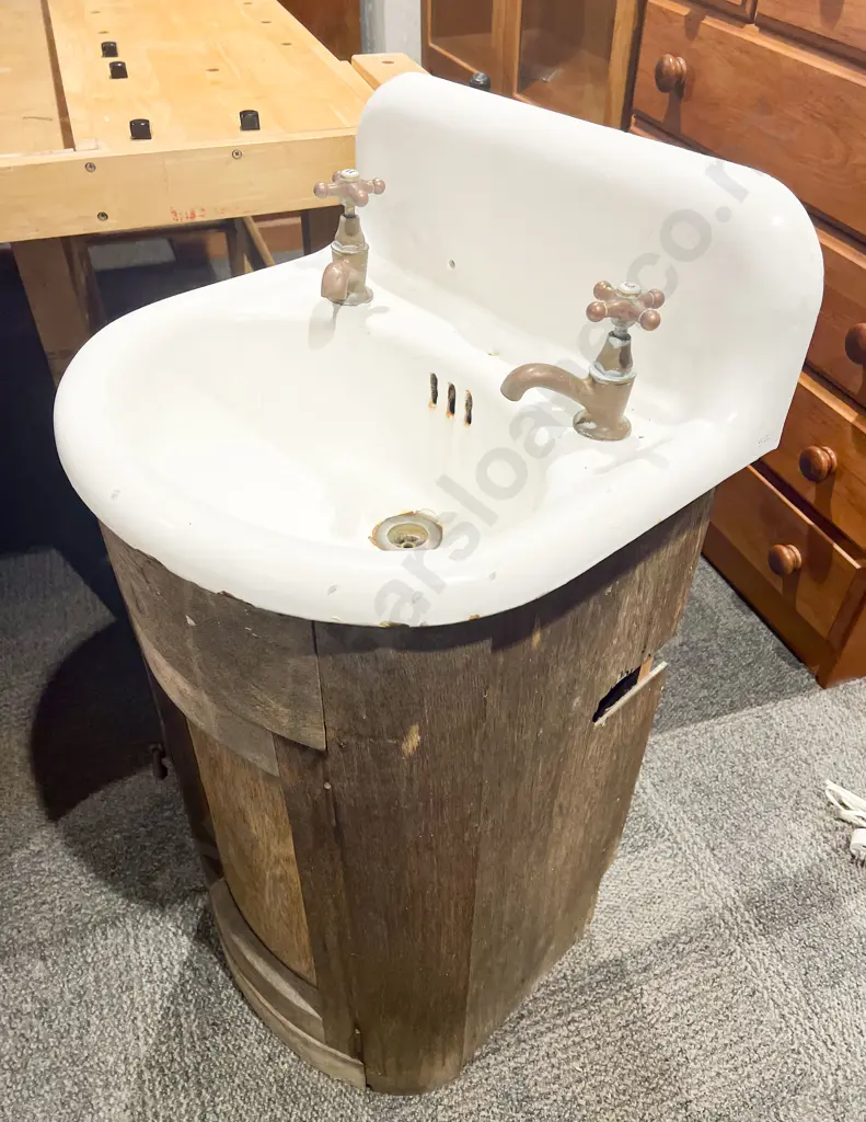 Vintage Basin on Oak Base Image 1++