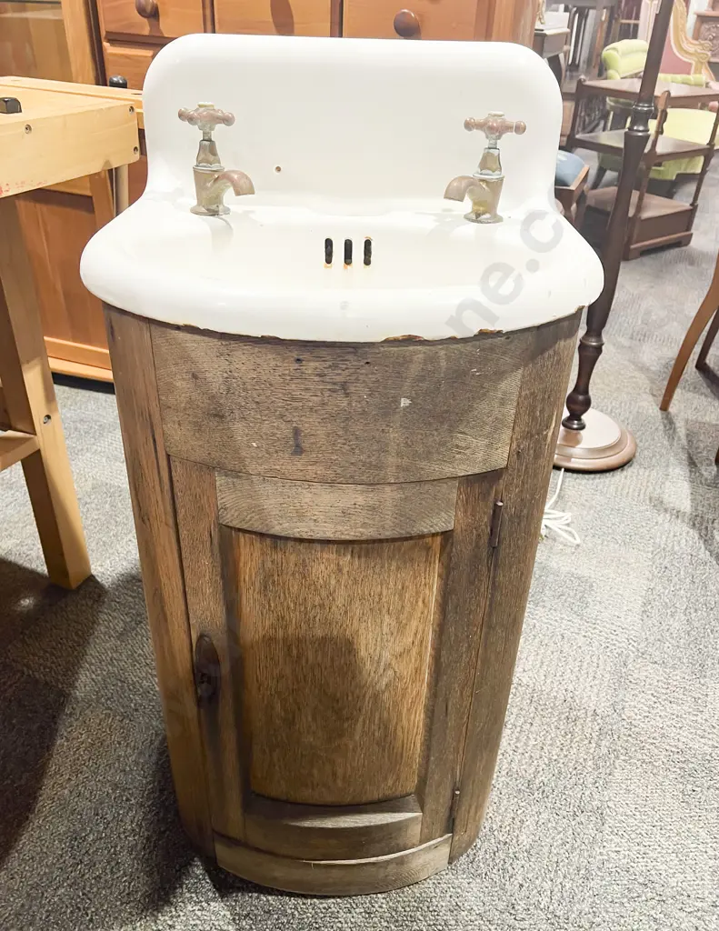 Vintage Basin on Oak Base Image 1++