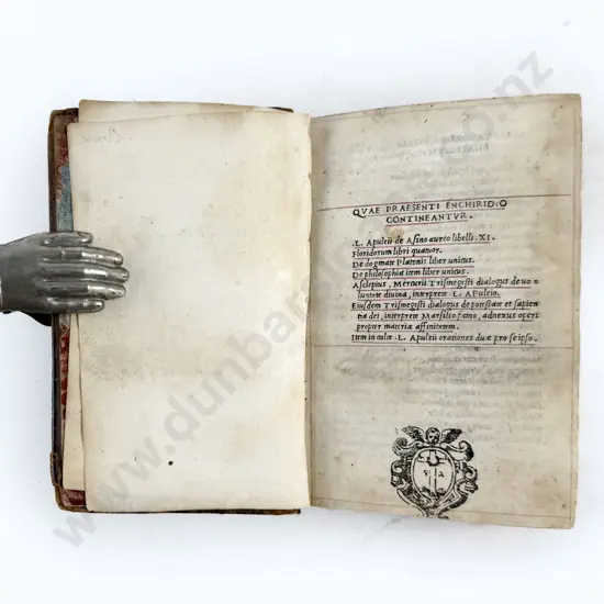 Quae Praesenti Enchiridio Contineantur